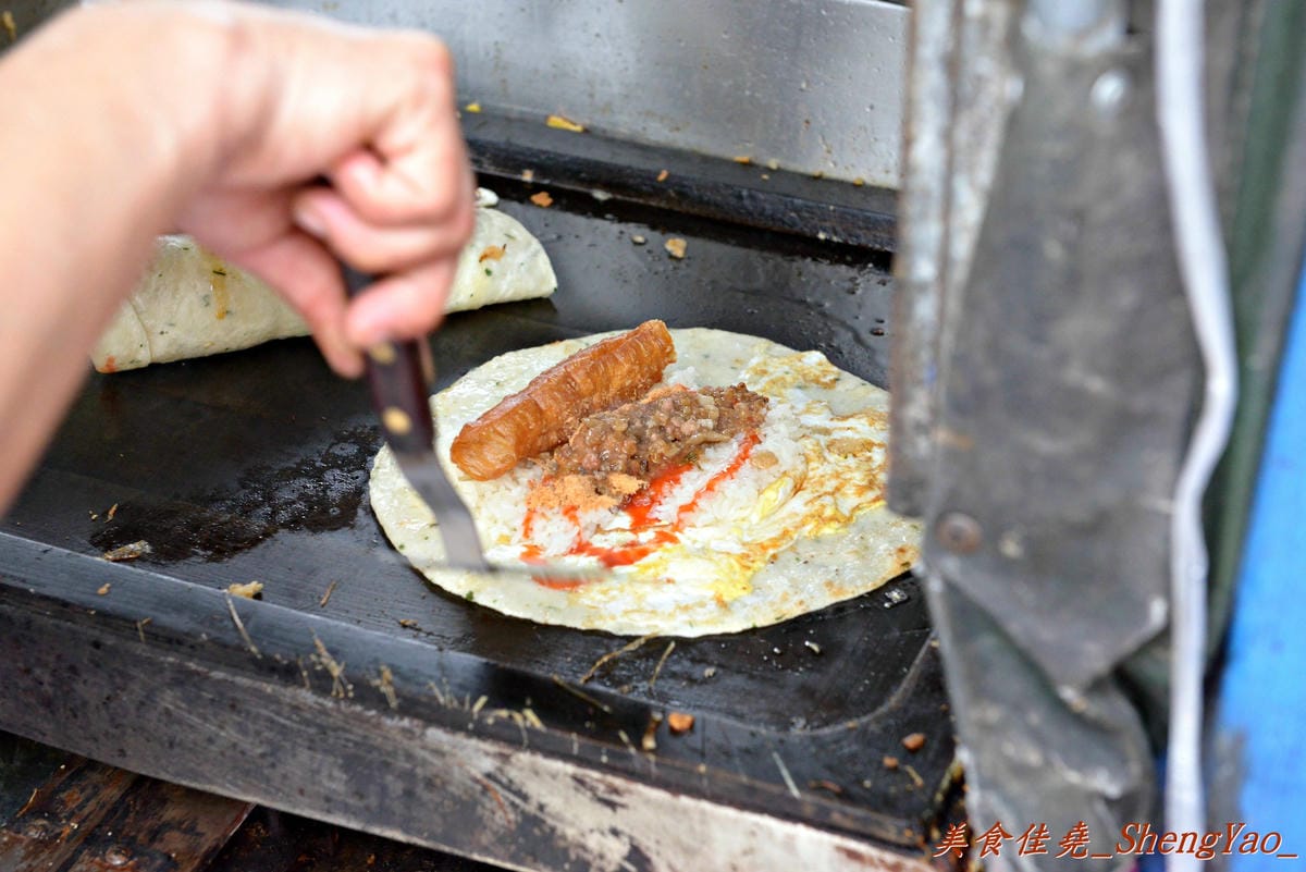 [台中清水]高美路四塊厝朝天宮前無名行動餐車 – 餐點全都可客製化,大推超罕見的蛋餅包整顆飯糰,很新奇、味道也不錯,加里肌肉、卡啦雞更好吃。
