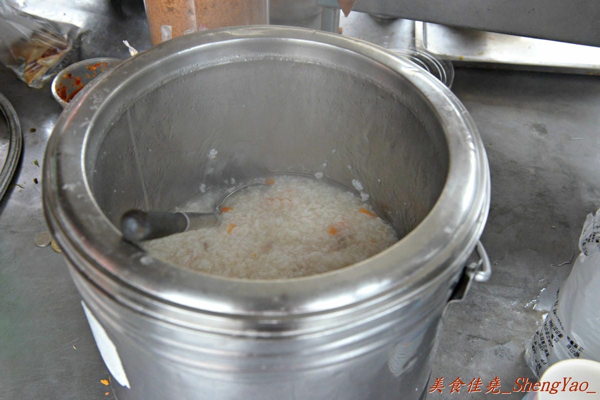 [台中清水]高美路四塊厝朝天宮前無名行動餐車 – 餐點全都可客製化,大推超罕見的蛋餅包整顆飯糰,很新奇、味道也不錯,加里肌肉、卡啦雞更好吃。