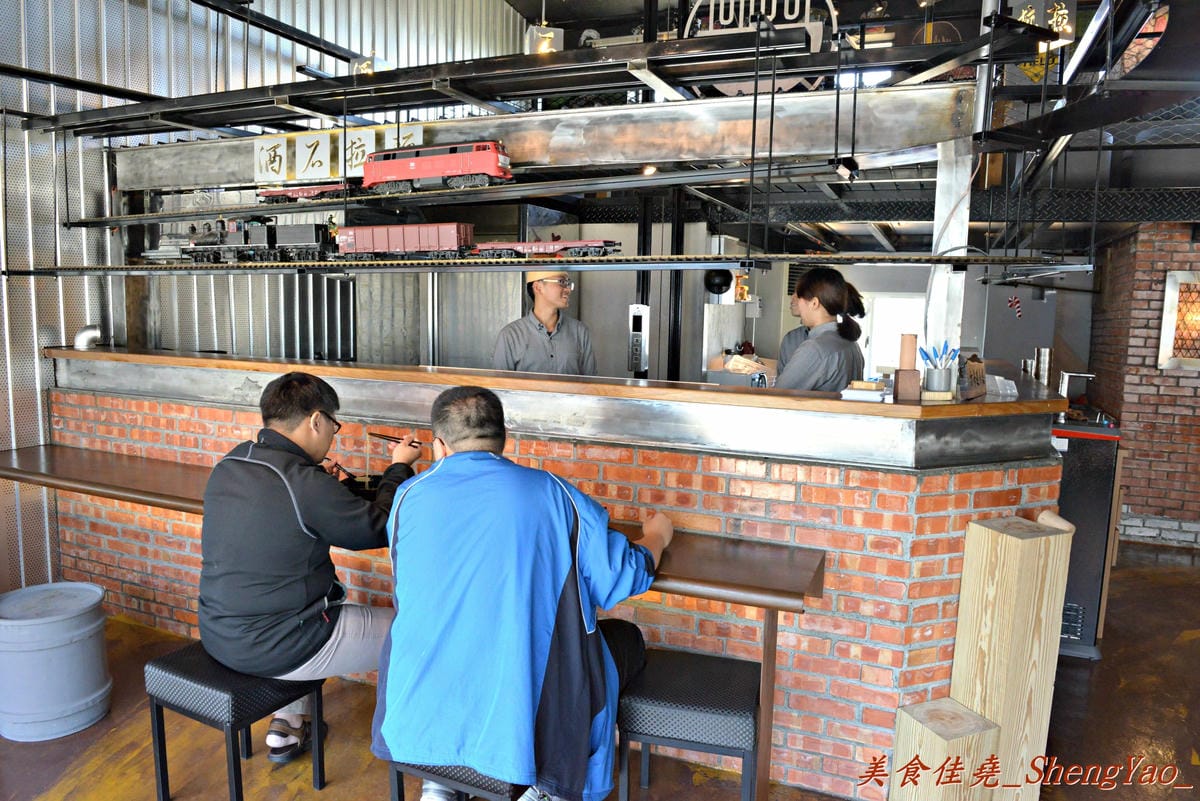 [台中沙鹿]酒石拉麵 – 沙鹿新開幕連鎖拉麵店,鐵路工業風裝潢超有特色,用餐時會有小火車從旁邊緩緩經過,點的小菜還是用小火車運送過來,超有趣,非常適合親子一同來用餐。(已歇業)