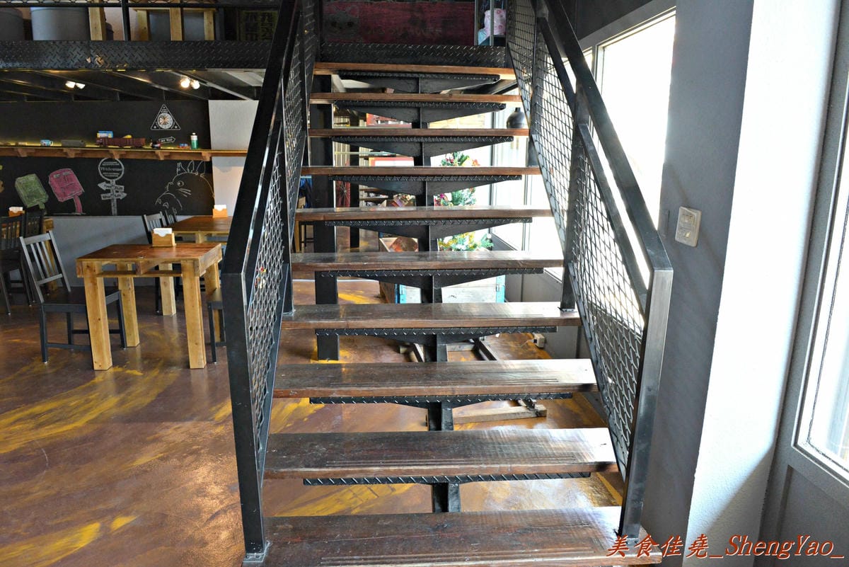[台中沙鹿]酒石拉麵 – 沙鹿新開幕連鎖拉麵店,鐵路工業風裝潢超有特色,用餐時會有小火車從旁邊緩緩經過,點的小菜還是用小火車運送過來,超有趣,非常適合親子一同來用餐。(已歇業)
