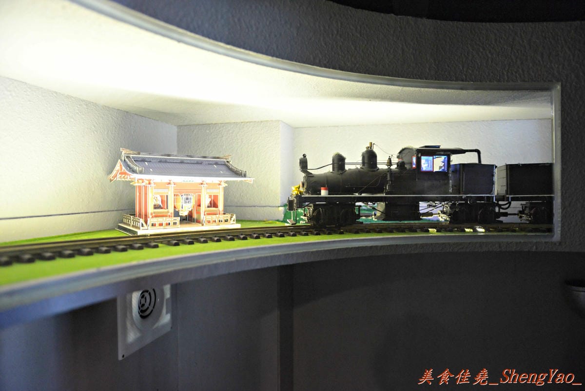 [台中沙鹿]酒石拉麵 – 沙鹿新開幕連鎖拉麵店,鐵路工業風裝潢超有特色,用餐時會有小火車從旁邊緩緩經過,點的小菜還是用小火車運送過來,超有趣,非常適合親子一同來用餐。(已歇業)
