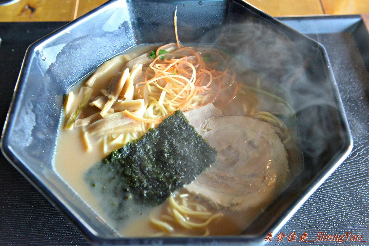 [台中沙鹿]酒石拉麵 – 沙鹿新開幕連鎖拉麵店,鐵路工業風裝潢超有特色,用餐時會有小火車從旁邊緩緩經過,點的小菜還是用小火車運送過來,超有趣,非常適合親子一同來用餐。(已歇業)