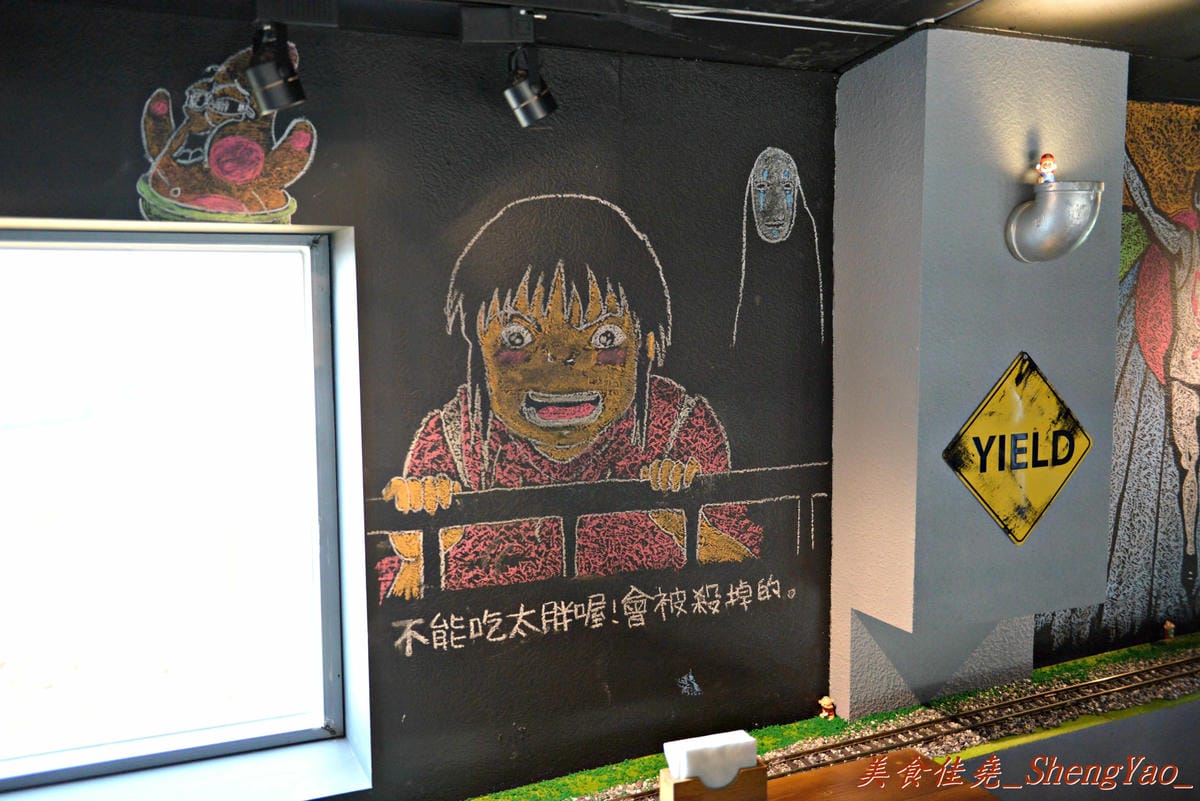 [台中沙鹿]酒石拉麵 – 沙鹿新開幕連鎖拉麵店,鐵路工業風裝潢超有特色,用餐時會有小火車從旁邊緩緩經過,點的小菜還是用小火車運送過來,超有趣,非常適合親子一同來用餐。(已歇業)