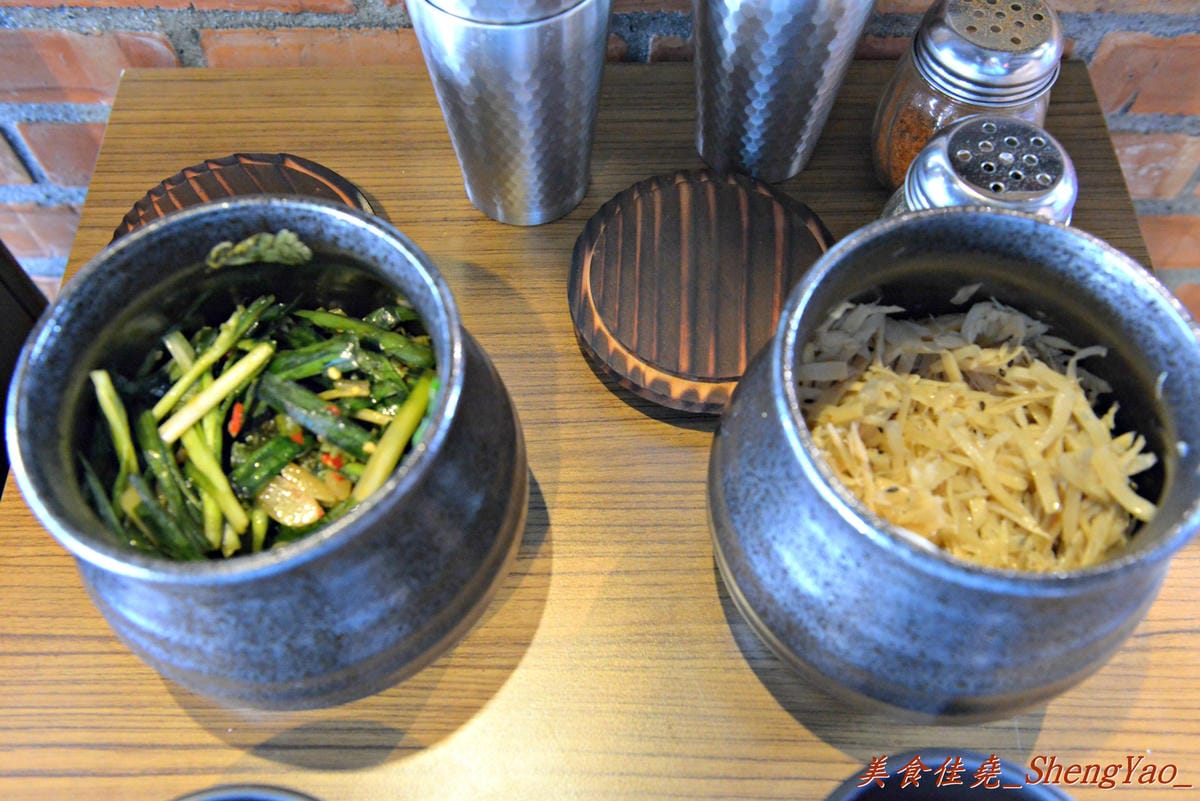 [台中沙鹿]酒石拉麵 – 沙鹿新開幕連鎖拉麵店,鐵路工業風裝潢超有特色,用餐時會有小火車從旁邊緩緩經過,點的小菜還是用小火車運送過來,超有趣,非常適合親子一同來用餐。(已歇業)