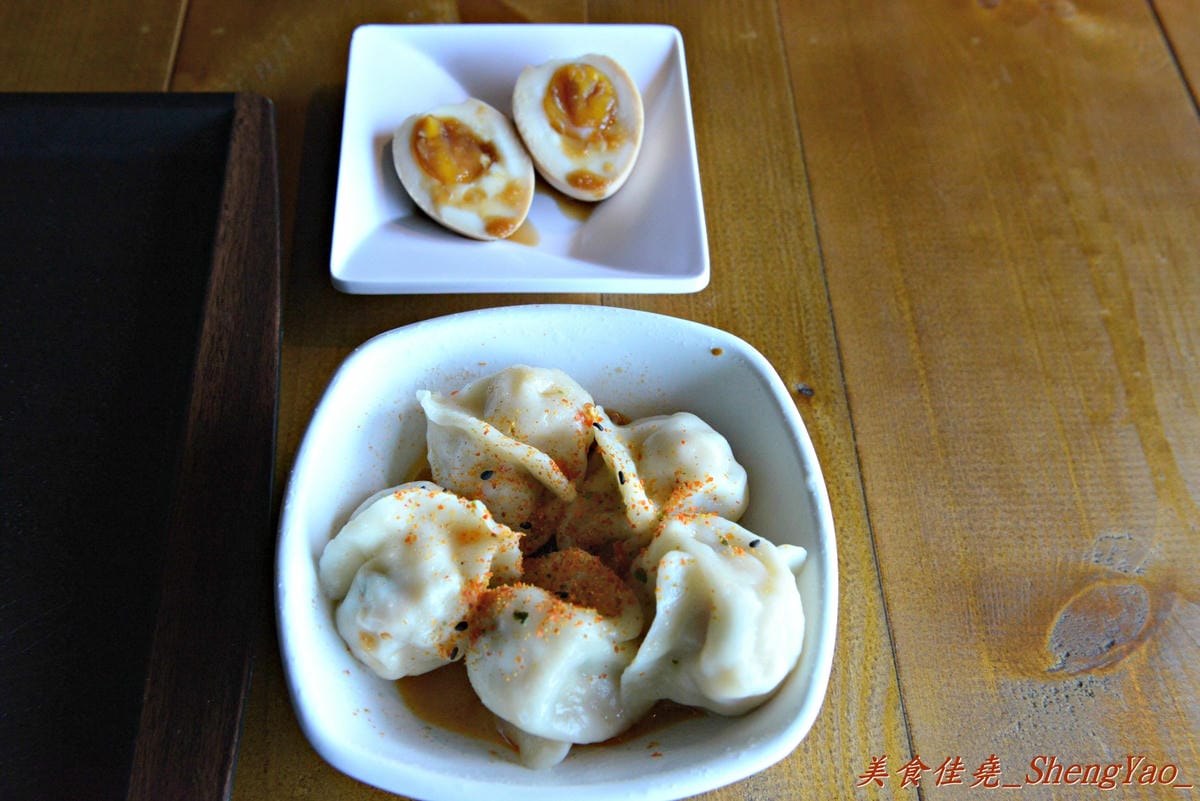[台中沙鹿]酒石拉麵 – 沙鹿新開幕連鎖拉麵店,鐵路工業風裝潢超有特色,用餐時會有小火車從旁邊緩緩經過,點的小菜還是用小火車運送過來,超有趣,非常適合親子一同來用餐。(已歇業)