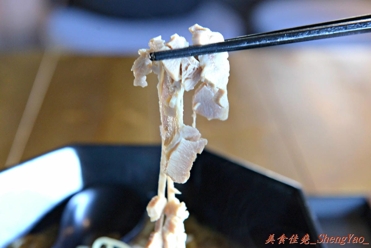 [台中沙鹿]酒石拉麵 – 沙鹿新開幕連鎖拉麵店,鐵路工業風裝潢超有特色,用餐時會有小火車從旁邊緩緩經過,點的小菜還是用小火車運送過來,超有趣,非常適合親子一同來用餐。(已歇業)