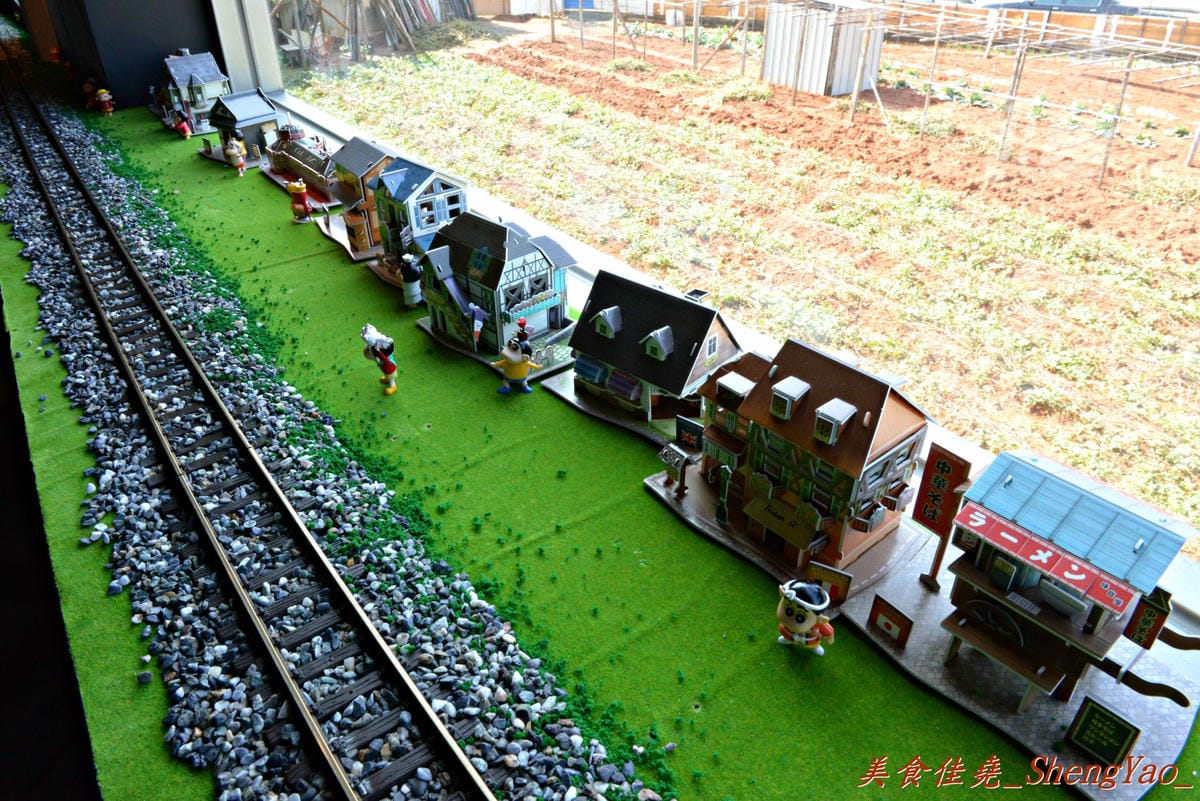 [台中沙鹿]酒石拉麵 – 沙鹿新開幕連鎖拉麵店,鐵路工業風裝潢超有特色,用餐時會有小火車從旁邊緩緩經過,點的小菜還是用小火車運送過來,超有趣,非常適合親子一同來用餐。(已歇業)