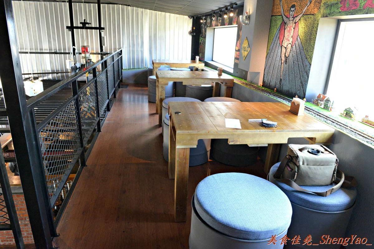 [台中沙鹿]酒石拉麵 – 沙鹿新開幕連鎖拉麵店,鐵路工業風裝潢超有特色,用餐時會有小火車從旁邊緩緩經過,點的小菜還是用小火車運送過來,超有趣,非常適合親子一同來用餐。(已歇業)