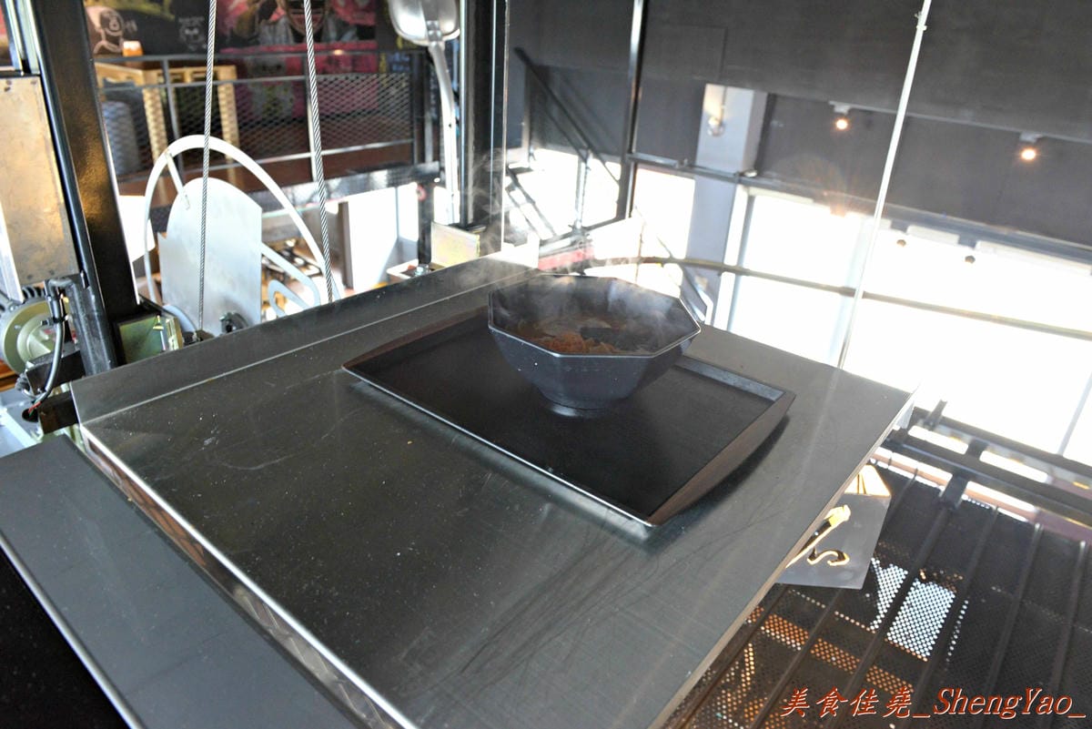 [台中沙鹿]酒石拉麵 – 沙鹿新開幕連鎖拉麵店,鐵路工業風裝潢超有特色,用餐時會有小火車從旁邊緩緩經過,點的小菜還是用小火車運送過來,超有趣,非常適合親子一同來用餐。(已歇業)