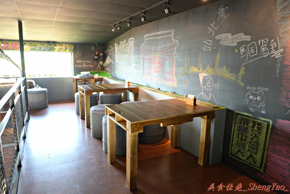 [台中沙鹿]酒石拉麵 – 沙鹿新開幕連鎖拉麵店,鐵路工業風裝潢超有特色,用餐時會有小火車從旁邊緩緩經過,點的小菜還是用小火車運送過來,超有趣,非常適合親子一同來用餐。(已歇業)