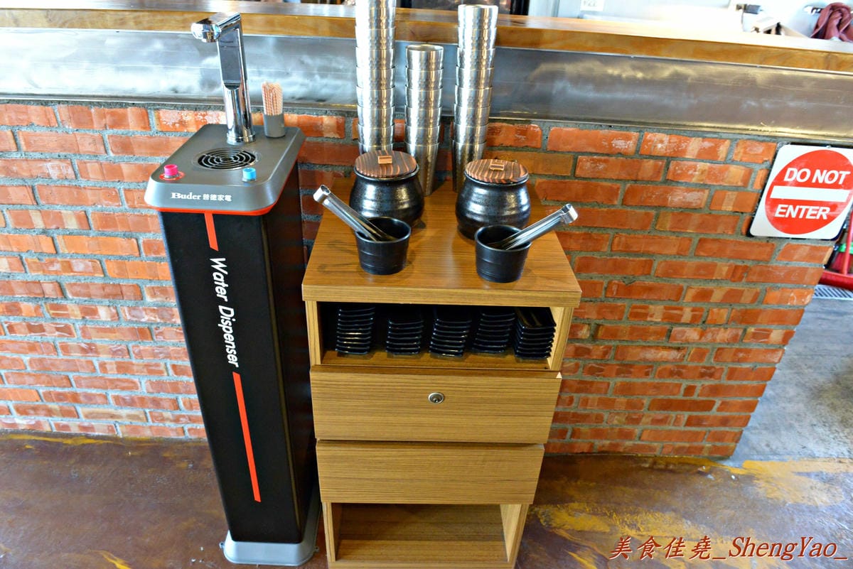 [台中沙鹿]酒石拉麵 – 沙鹿新開幕連鎖拉麵店,鐵路工業風裝潢超有特色,用餐時會有小火車從旁邊緩緩經過,點的小菜還是用小火車運送過來,超有趣,非常適合親子一同來用餐。(已歇業)