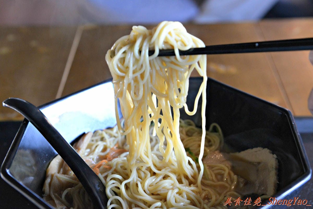 [台中沙鹿]酒石拉麵 – 沙鹿新開幕連鎖拉麵店,鐵路工業風裝潢超有特色,用餐時會有小火車從旁邊緩緩經過,點的小菜還是用小火車運送過來,超有趣,非常適合親子一同來用餐。(已歇業)