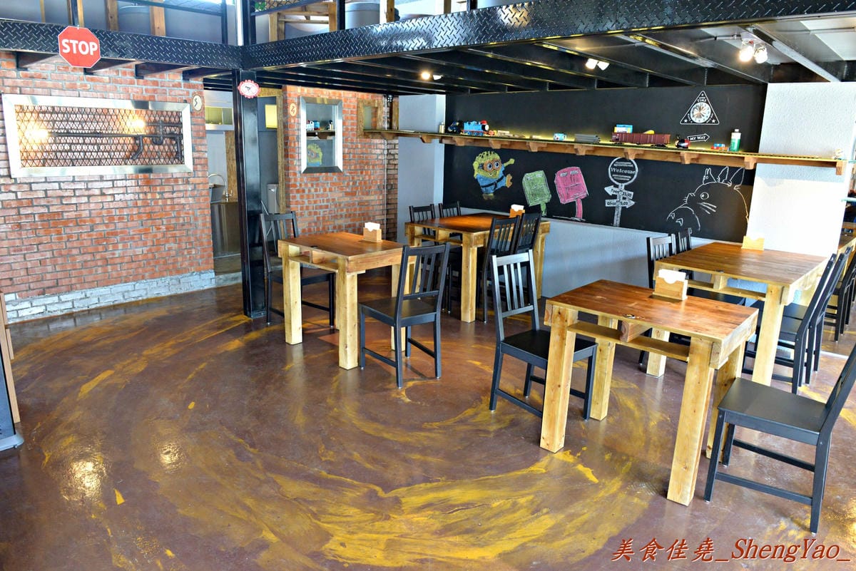 [台中沙鹿]酒石拉麵 – 沙鹿新開幕連鎖拉麵店,鐵路工業風裝潢超有特色,用餐時會有小火車從旁邊緩緩經過,點的小菜還是用小火車運送過來,超有趣,非常適合親子一同來用餐。(已歇業)