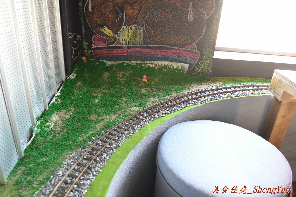 [台中沙鹿]酒石拉麵 – 沙鹿新開幕連鎖拉麵店,鐵路工業風裝潢超有特色,用餐時會有小火車從旁邊緩緩經過,點的小菜還是用小火車運送過來,超有趣,非常適合親子一同來用餐。(已歇業)