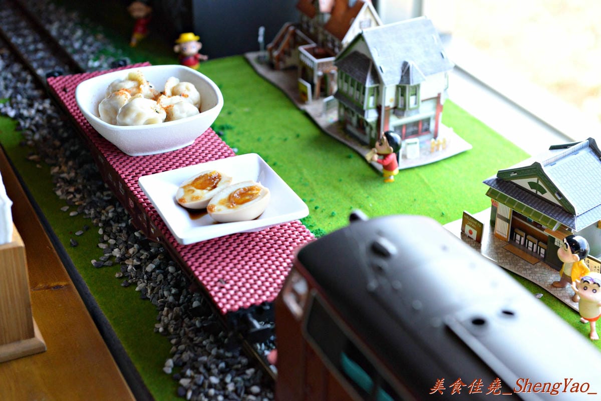 [台中沙鹿]酒石拉麵 – 沙鹿新開幕連鎖拉麵店,鐵路工業風裝潢超有特色,用餐時會有小火車從旁邊緩緩經過,點的小菜還是用小火車運送過來,超有趣,非常適合親子一同來用餐。(已歇業)