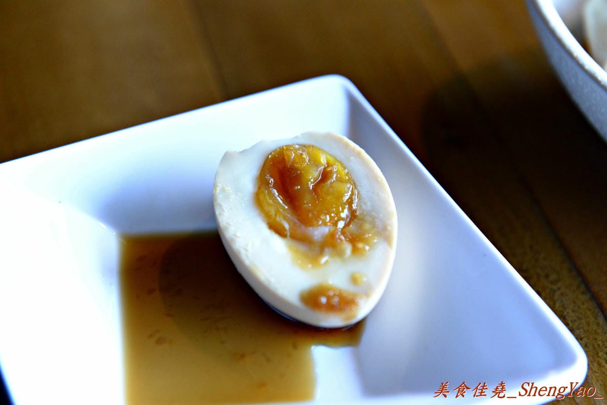 [台中沙鹿]酒石拉麵 – 沙鹿新開幕連鎖拉麵店,鐵路工業風裝潢超有特色,用餐時會有小火車從旁邊緩緩經過,點的小菜還是用小火車運送過來,超有趣,非常適合親子一同來用餐。(已歇業)