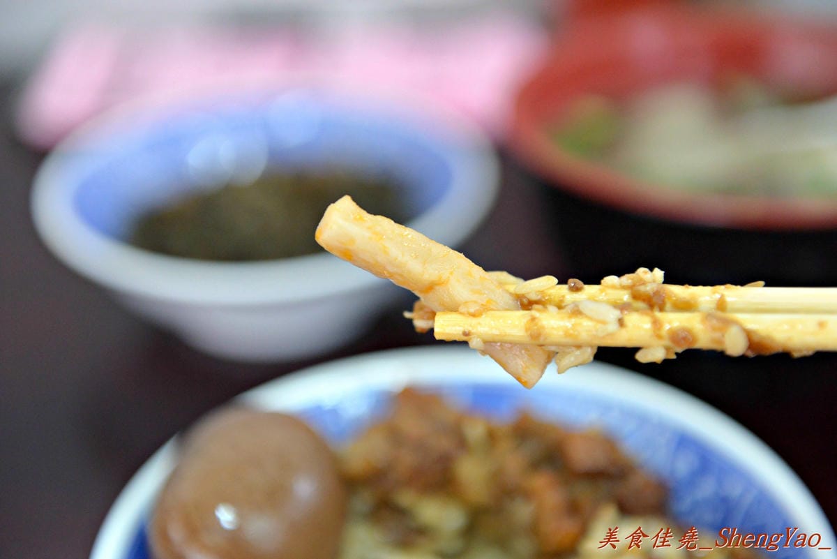 [台中清水]魯肉阿倫 – 清水新開的小吃店,老闆對食材要求很嚴格,魯肉飯超好吃,魯肉滷到膠質都完全釋放出來了,搭配上店家特製梅干菜,一口魯肉飯一口梅干菜好幸福的感覺啊。