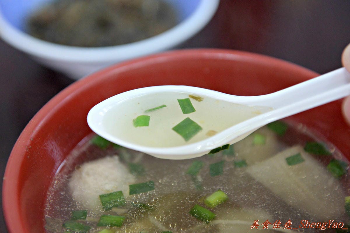 [台中清水]魯肉阿倫 – 清水新開的小吃店,老闆對食材要求很嚴格,魯肉飯超好吃,魯肉滷到膠質都完全釋放出來了,搭配上店家特製梅干菜,一口魯肉飯一口梅干菜好幸福的感覺啊。