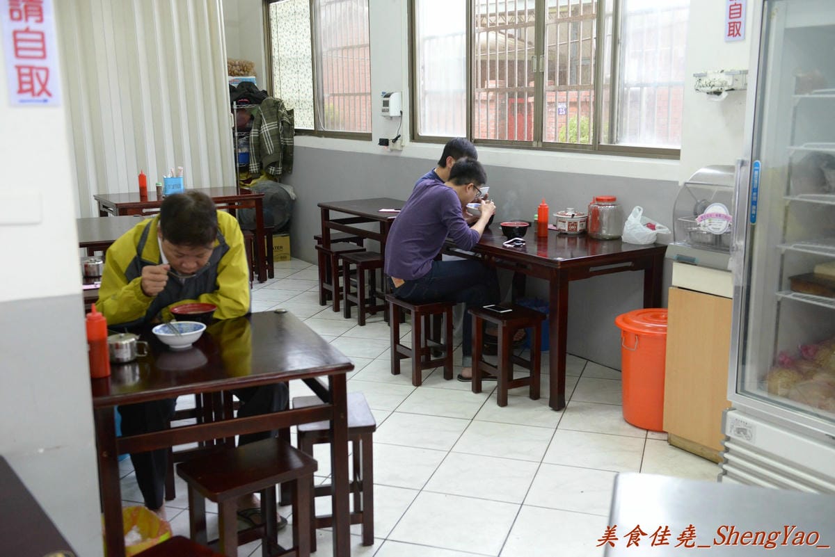 [台中清水]魯肉阿倫 – 清水新開的小吃店,老闆對食材要求很嚴格,魯肉飯超好吃,魯肉滷到膠質都完全釋放出來了,搭配上店家特製梅干菜,一口魯肉飯一口梅干菜好幸福的感覺啊。