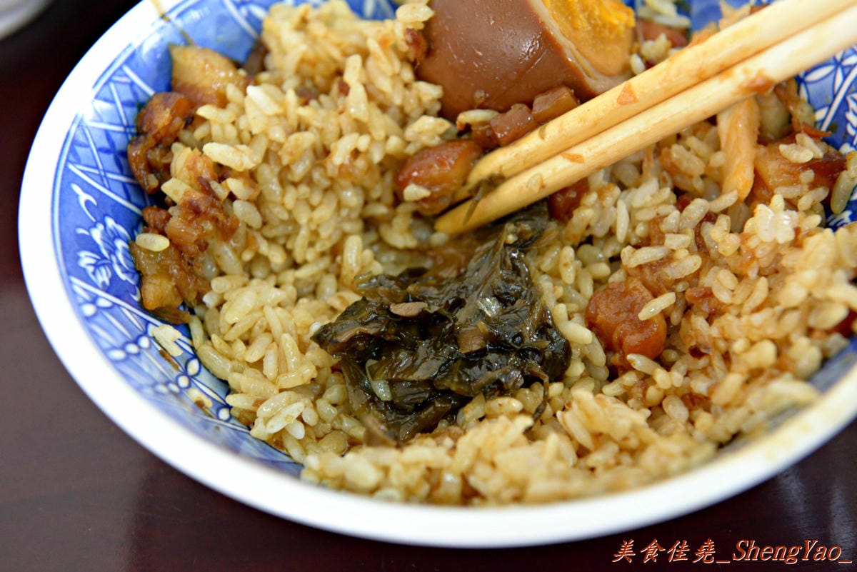 [台中清水]魯肉阿倫 – 清水新開的小吃店,老闆對食材要求很嚴格,魯肉飯超好吃,魯肉滷到膠質都完全釋放出來了,搭配上店家特製梅干菜,一口魯肉飯一口梅干菜好幸福的感覺啊。