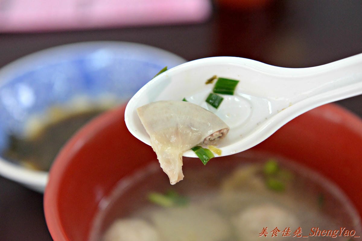 [台中清水]魯肉阿倫 – 清水新開的小吃店,老闆對食材要求很嚴格,魯肉飯超好吃,魯肉滷到膠質都完全釋放出來了,搭配上店家特製梅干菜,一口魯肉飯一口梅干菜好幸福的感覺啊。