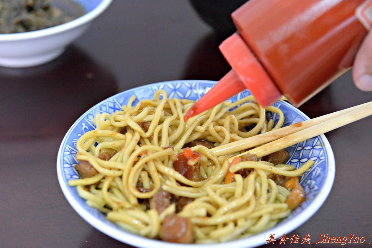[台中清水]魯肉阿倫 – 清水新開的小吃店,老闆對食材要求很嚴格,魯肉飯超好吃,魯肉滷到膠質都完全釋放出來了,搭配上店家特製梅干菜,一口魯肉飯一口梅干菜好幸福的感覺啊。