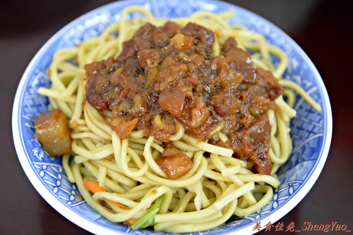 [台中清水]魯肉阿倫 – 清水新開的小吃店,老闆對食材要求很嚴格,魯肉飯超好吃,魯肉滷到膠質都完全釋放出來了,搭配上店家特製梅干菜,一口魯肉飯一口梅干菜好幸福的感覺啊。