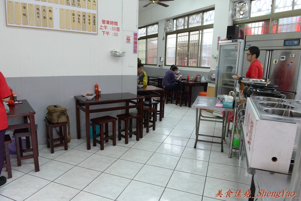 [台中清水]魯肉阿倫 – 清水新開的小吃店,老闆對食材要求很嚴格,魯肉飯超好吃,魯肉滷到膠質都完全釋放出來了,搭配上店家特製梅干菜,一口魯肉飯一口梅干菜好幸福的感覺啊。