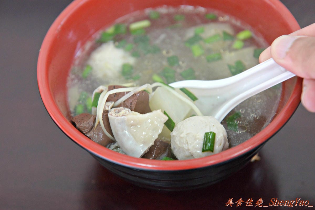 [台中清水]魯肉阿倫 – 清水新開的小吃店,老闆對食材要求很嚴格,魯肉飯超好吃,魯肉滷到膠質都完全釋放出來了,搭配上店家特製梅干菜,一口魯肉飯一口梅干菜好幸福的感覺啊。