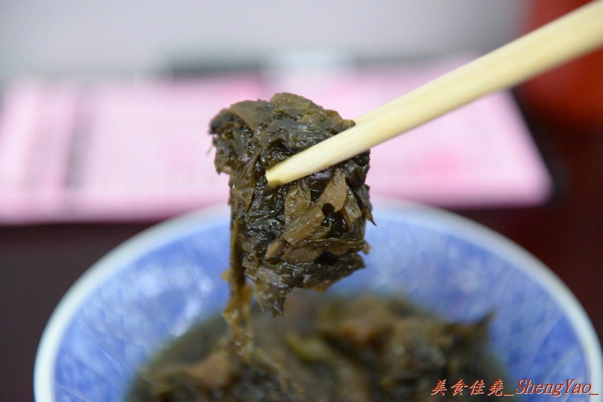 [台中清水]魯肉阿倫 – 清水新開的小吃店,老闆對食材要求很嚴格,魯肉飯超好吃,魯肉滷到膠質都完全釋放出來了,搭配上店家特製梅干菜,一口魯肉飯一口梅干菜好幸福的感覺啊。