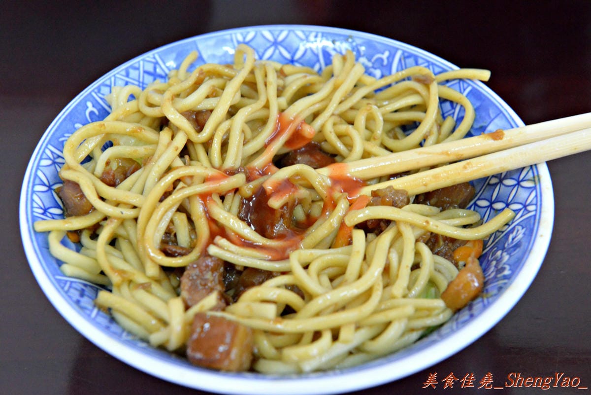 [台中清水]魯肉阿倫 – 清水新開的小吃店,老闆對食材要求很嚴格,魯肉飯超好吃,魯肉滷到膠質都完全釋放出來了,搭配上店家特製梅干菜,一口魯肉飯一口梅干菜好幸福的感覺啊。