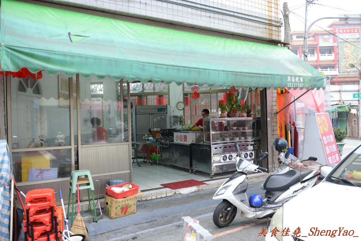 [台中清水]魯肉阿倫 – 清水新開的小吃店,老闆對食材要求很嚴格,魯肉飯超好吃,魯肉滷到膠質都完全釋放出來了,搭配上店家特製梅干菜,一口魯肉飯一口梅干菜好幸福的感覺啊。