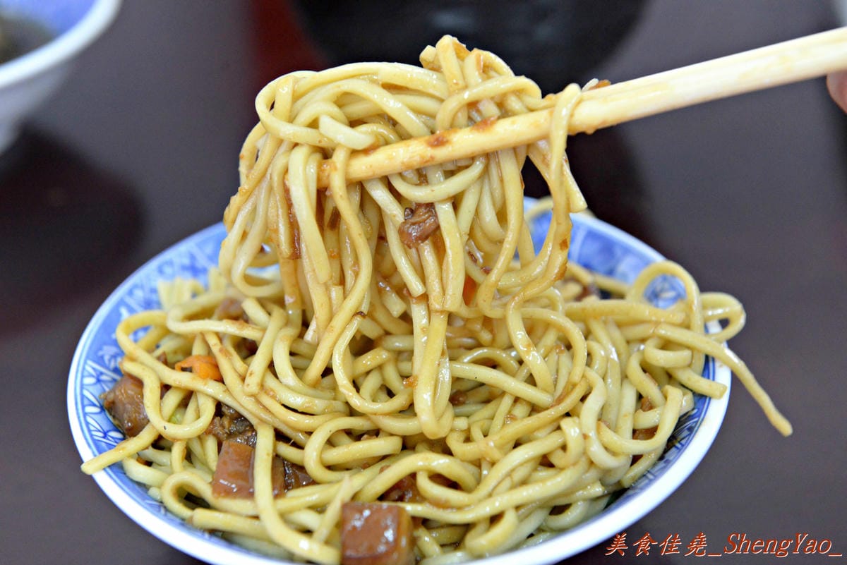 [台中清水]魯肉阿倫 – 清水新開的小吃店,老闆對食材要求很嚴格,魯肉飯超好吃,魯肉滷到膠質都完全釋放出來了,搭配上店家特製梅干菜,一口魯肉飯一口梅干菜好幸福的感覺啊。