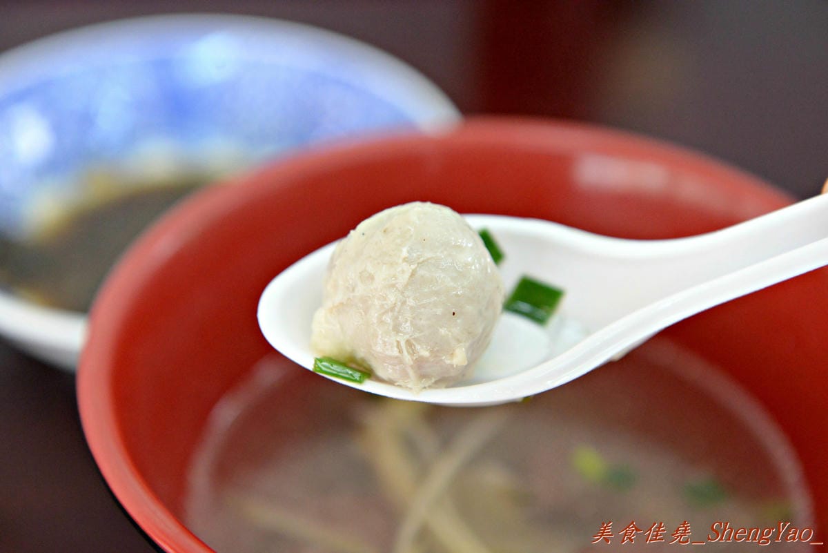 [台中清水]魯肉阿倫 – 清水新開的小吃店,老闆對食材要求很嚴格,魯肉飯超好吃,魯肉滷到膠質都完全釋放出來了,搭配上店家特製梅干菜,一口魯肉飯一口梅干菜好幸福的感覺啊。
