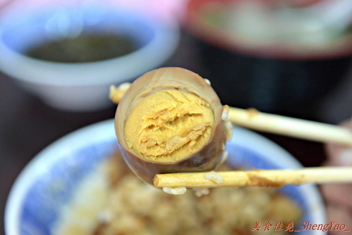 [台中清水]魯肉阿倫 – 清水新開的小吃店,老闆對食材要求很嚴格,魯肉飯超好吃,魯肉滷到膠質都完全釋放出來了,搭配上店家特製梅干菜,一口魯肉飯一口梅干菜好幸福的感覺啊。