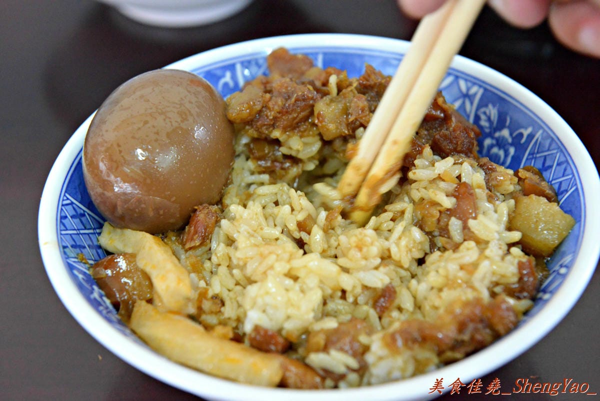 [台中清水]魯肉阿倫 – 清水新開的小吃店,老闆對食材要求很嚴格,魯肉飯超好吃,魯肉滷到膠質都完全釋放出來了,搭配上店家特製梅干菜,一口魯肉飯一口梅干菜好幸福的感覺啊。