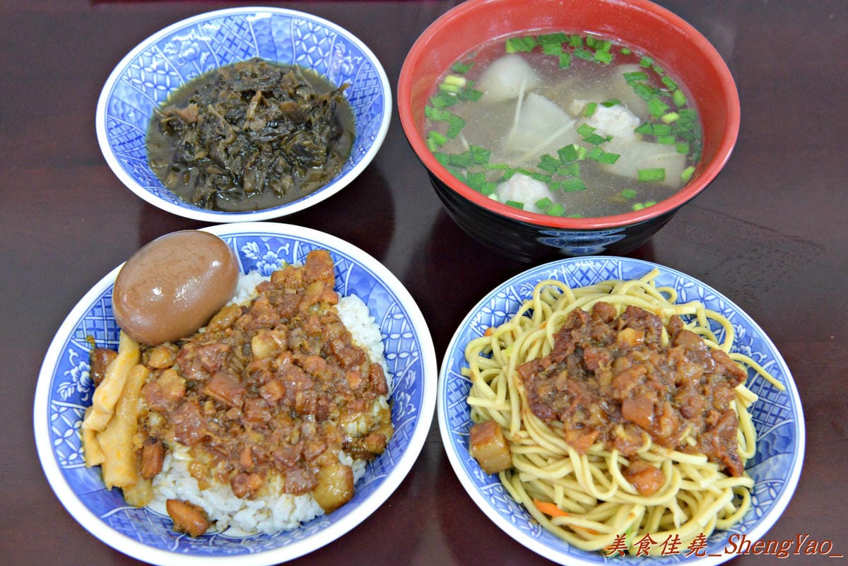 [台中清水]魯肉阿倫 – 清水新開的小吃店,老闆對食材要求很嚴格,魯肉飯超好吃,魯肉滷到膠質都完全釋放出來了,搭配上店家特製梅干菜,一口魯肉飯一口梅干菜好幸福的感覺啊。