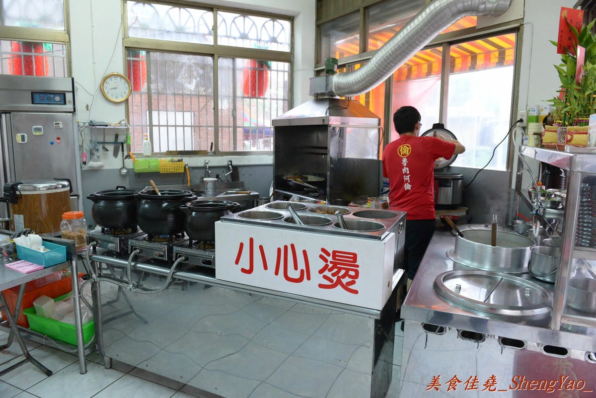[台中清水]魯肉阿倫 – 清水新開的小吃店,老闆對食材要求很嚴格,魯肉飯超好吃,魯肉滷到膠質都完全釋放出來了,搭配上店家特製梅干菜,一口魯肉飯一口梅干菜好幸福的感覺啊。