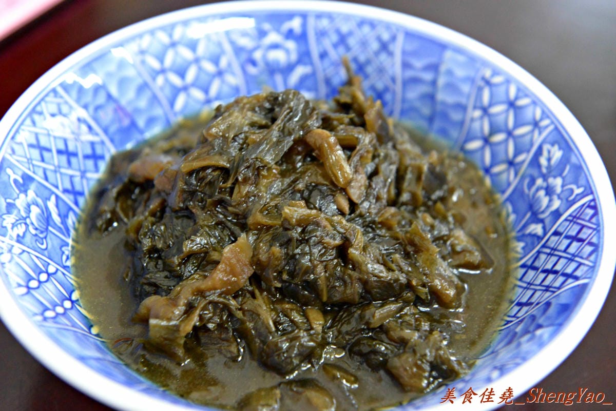 [台中清水]魯肉阿倫 – 清水新開的小吃店,老闆對食材要求很嚴格,魯肉飯超好吃,魯肉滷到膠質都完全釋放出來了,搭配上店家特製梅干菜,一口魯肉飯一口梅干菜好幸福的感覺啊。