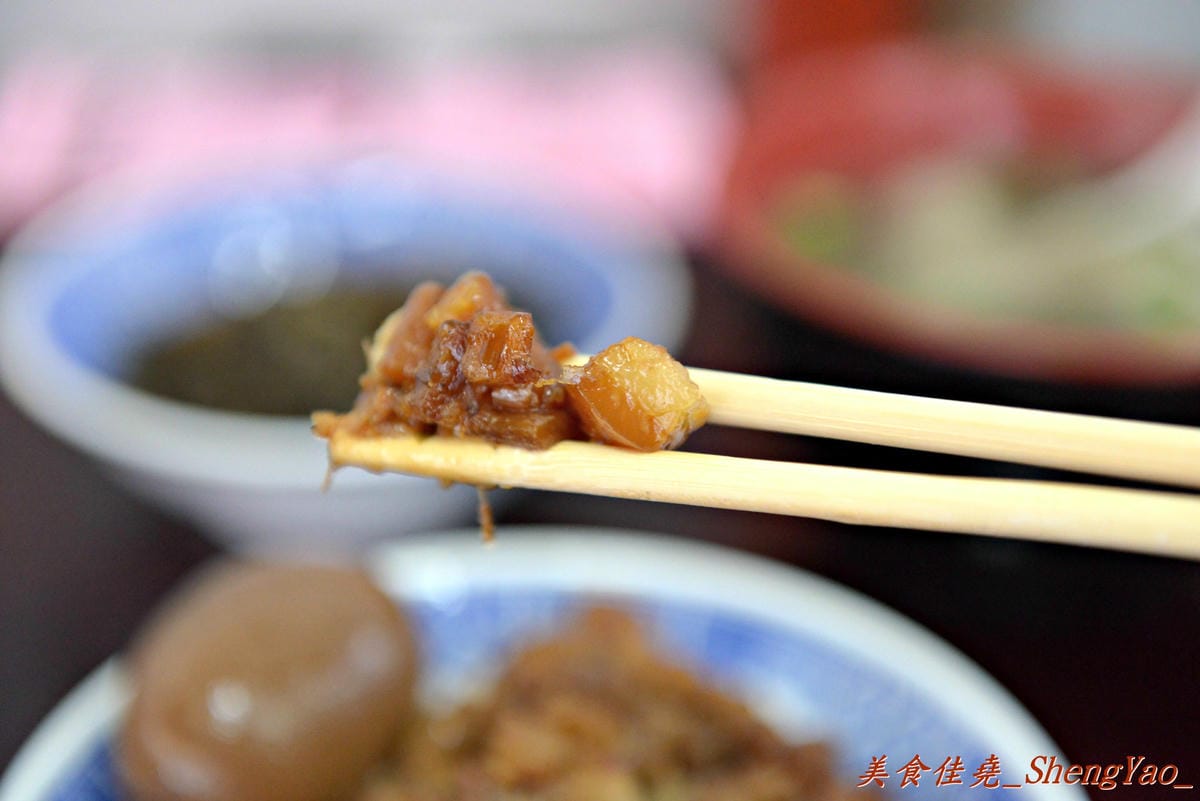 [台中清水]魯肉阿倫 – 清水新開的小吃店,老闆對食材要求很嚴格,魯肉飯超好吃,魯肉滷到膠質都完全釋放出來了,搭配上店家特製梅干菜,一口魯肉飯一口梅干菜好幸福的感覺啊。