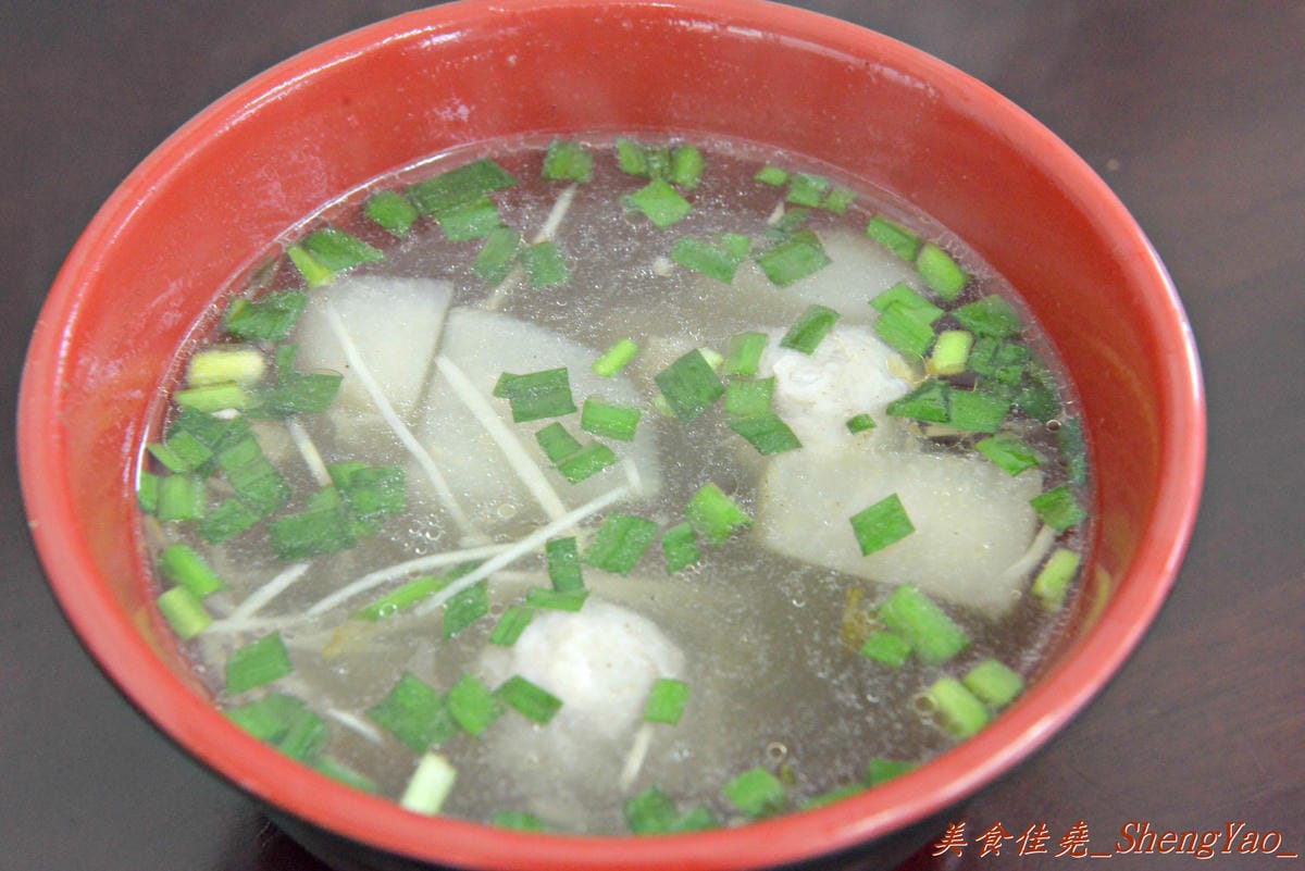 [台中清水]魯肉阿倫 – 清水新開的小吃店,老闆對食材要求很嚴格,魯肉飯超好吃,魯肉滷到膠質都完全釋放出來了,搭配上店家特製梅干菜,一口魯肉飯一口梅干菜好幸福的感覺啊。