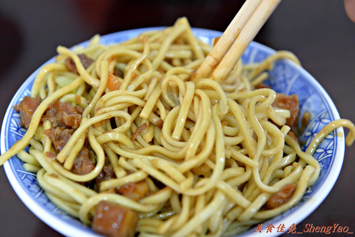 [台中清水]魯肉阿倫 – 清水新開的小吃店,老闆對食材要求很嚴格,魯肉飯超好吃,魯肉滷到膠質都完全釋放出來了,搭配上店家特製梅干菜,一口魯肉飯一口梅干菜好幸福的感覺啊。
