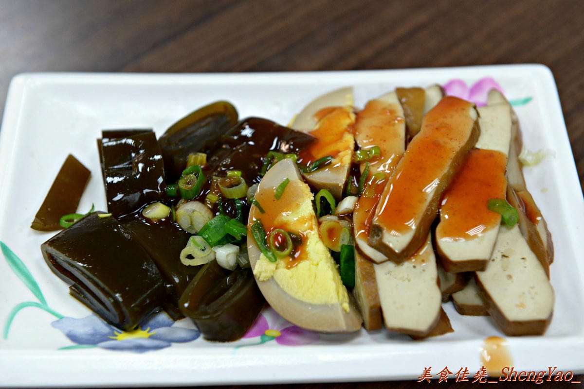 [台中北屯]饡味軒嘉義火雞肉飯 – 台中少見的雞片飯,超好吃,口味接近道地的嘉義火雞肉飯,除了火雞肉飯外、香噴噴的雞汁乾麵和滷得透爛的白菜滷也是推薦必點。