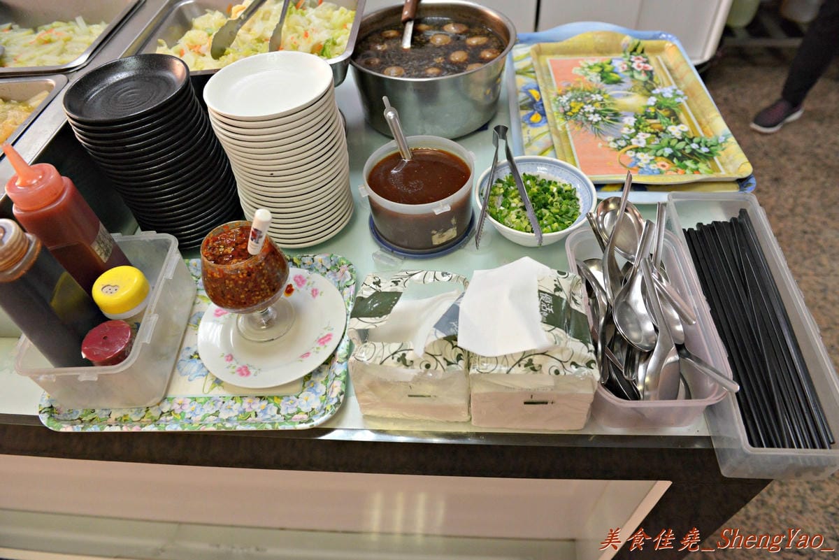 [台中北屯]饡味軒嘉義火雞肉飯 – 台中少見的雞片飯,超好吃,口味接近道地的嘉義火雞肉飯,除了火雞肉飯外、香噴噴的雞汁乾麵和滷得透爛的白菜滷也是推薦必點。