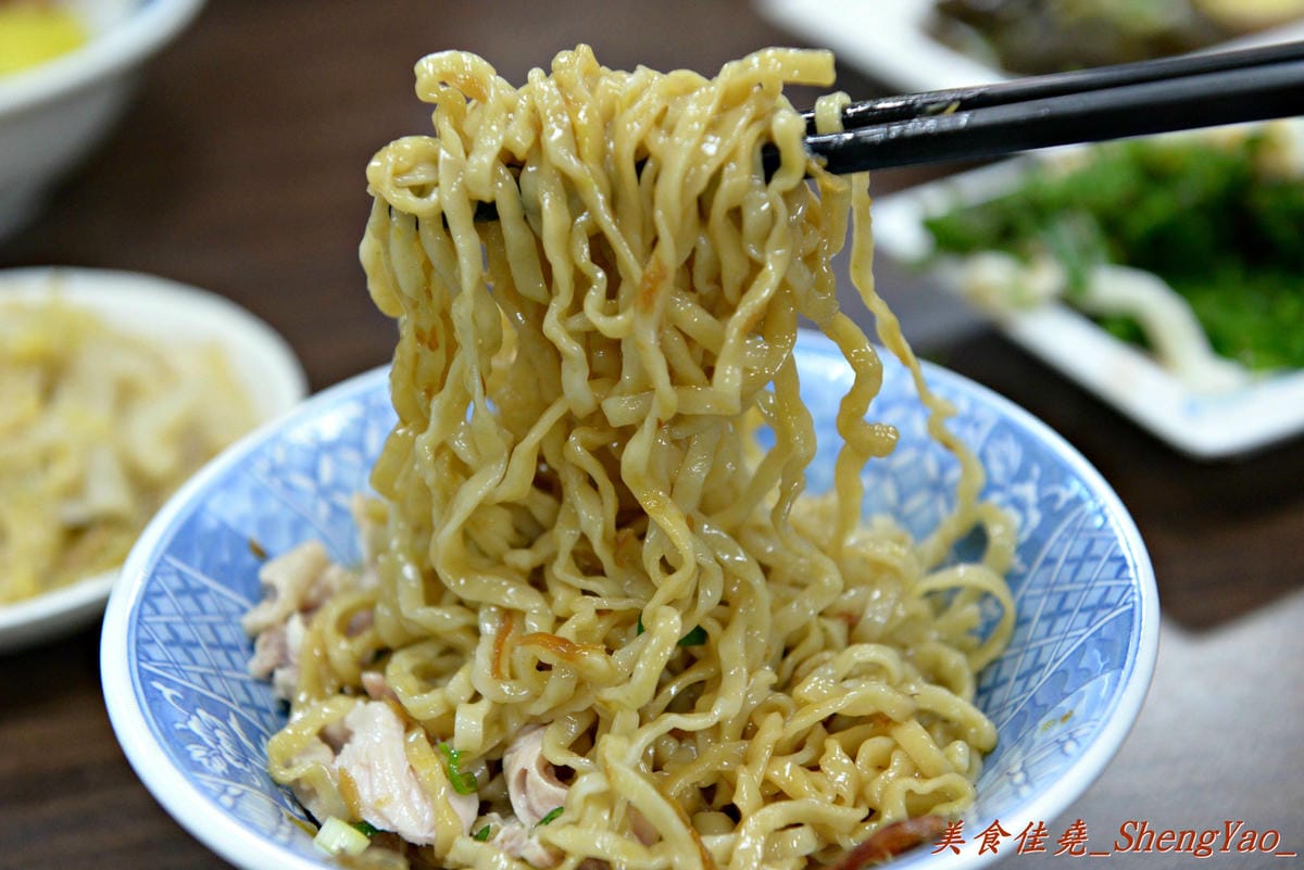 [台中北屯]饡味軒嘉義火雞肉飯 – 台中少見的雞片飯,超好吃,口味接近道地的嘉義火雞肉飯,除了火雞肉飯外、香噴噴的雞汁乾麵和滷得透爛的白菜滷也是推薦必點。