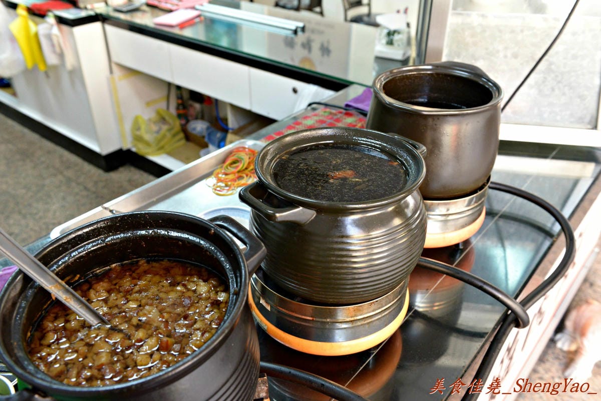 [台中北屯]饡味軒嘉義火雞肉飯 – 台中少見的雞片飯,超好吃,口味接近道地的嘉義火雞肉飯,除了火雞肉飯外、香噴噴的雞汁乾麵和滷得透爛的白菜滷也是推薦必點。