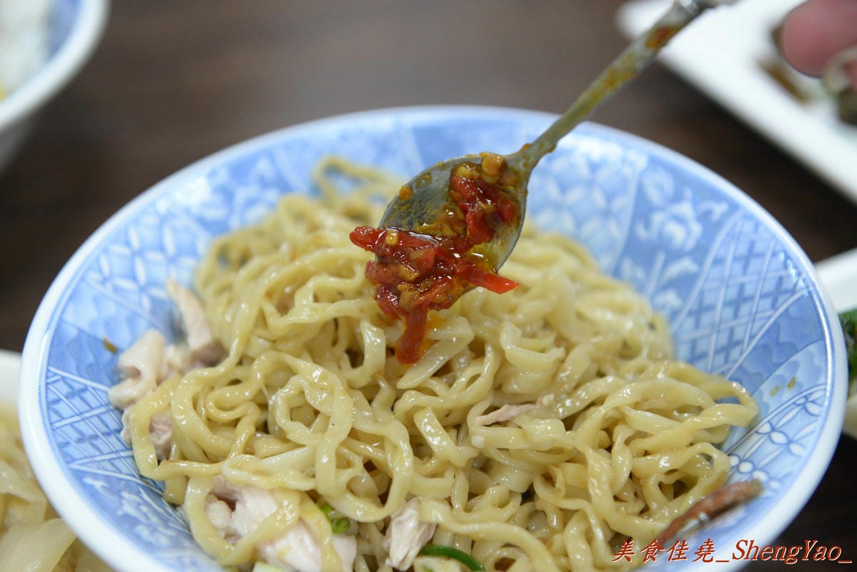 [台中北屯]饡味軒嘉義火雞肉飯 – 台中少見的雞片飯,超好吃,口味接近道地的嘉義火雞肉飯,除了火雞肉飯外、香噴噴的雞汁乾麵和滷得透爛的白菜滷也是推薦必點。