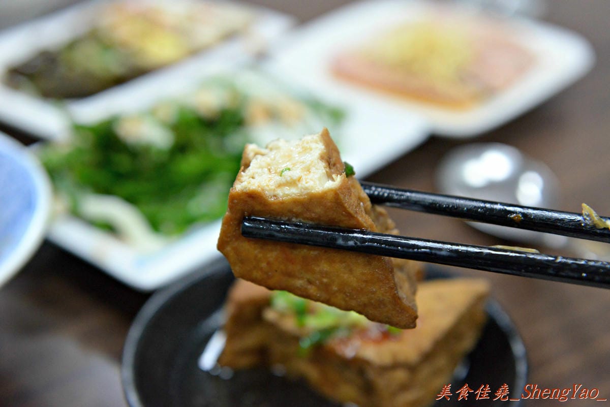 [台中北屯]饡味軒嘉義火雞肉飯 – 台中少見的雞片飯,超好吃,口味接近道地的嘉義火雞肉飯,除了火雞肉飯外、香噴噴的雞汁乾麵和滷得透爛的白菜滷也是推薦必點。