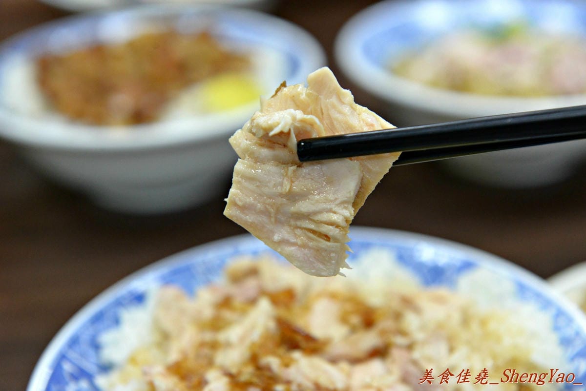 [台中北屯]饡味軒嘉義火雞肉飯 – 台中少見的雞片飯,超好吃,口味接近道地的嘉義火雞肉飯,除了火雞肉飯外、香噴噴的雞汁乾麵和滷得透爛的白菜滷也是推薦必點。