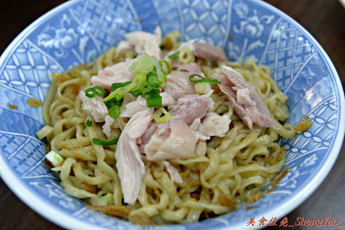 [台中北屯]饡味軒嘉義火雞肉飯 – 台中少見的雞片飯,超好吃,口味接近道地的嘉義火雞肉飯,除了火雞肉飯外、香噴噴的雞汁乾麵和滷得透爛的白菜滷也是推薦必點。